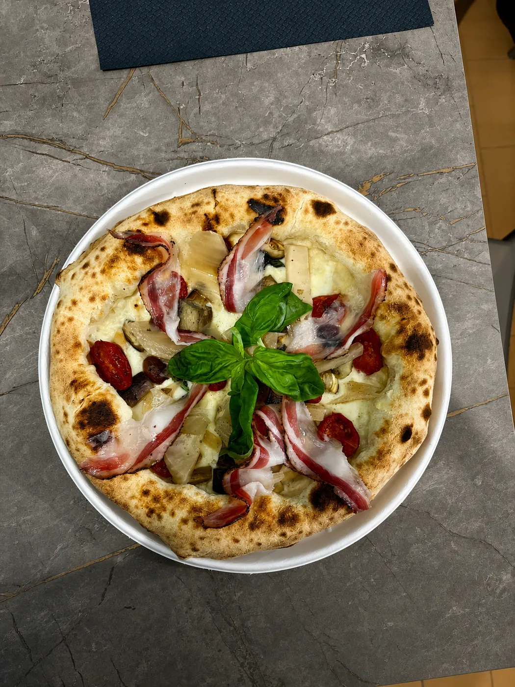 Pizza gourmet con pancetta e pomodorini