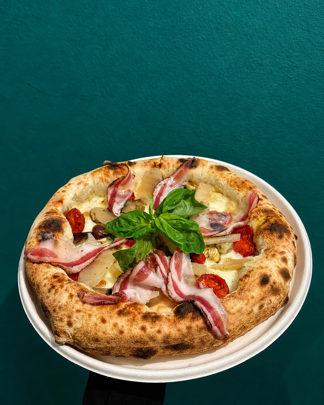 Pizza contemporanea Lievit su sfondo verde