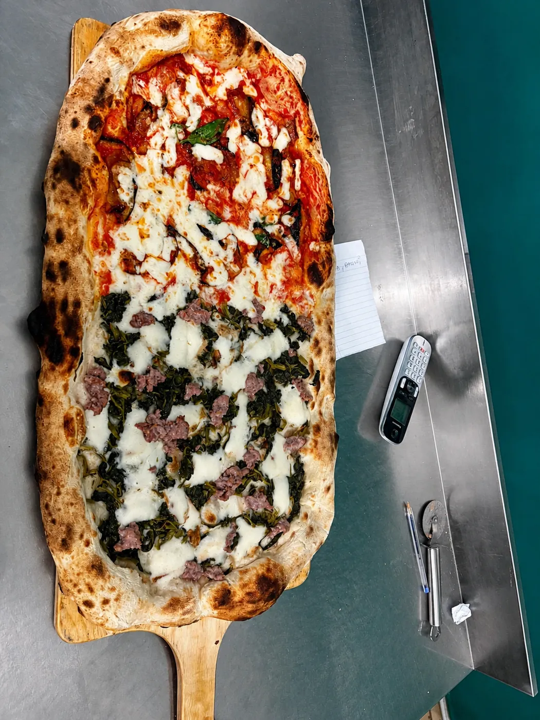 Pizza in pala su tavola di legno
